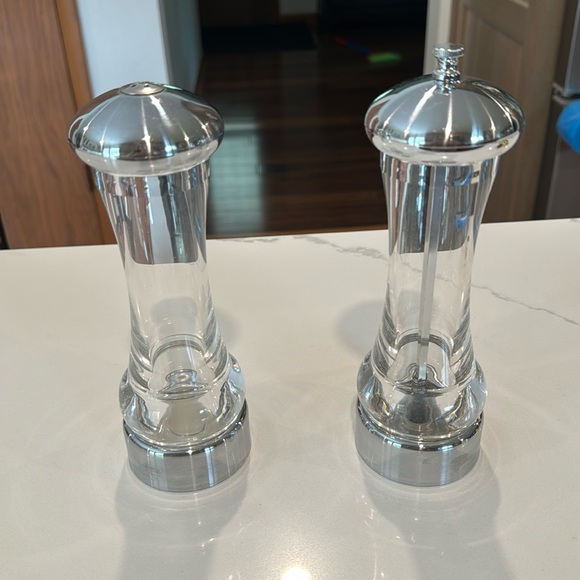 OLDE THOMPSON Pepper Mill/Grinder & Salt Shaker - Picture 1 of 7